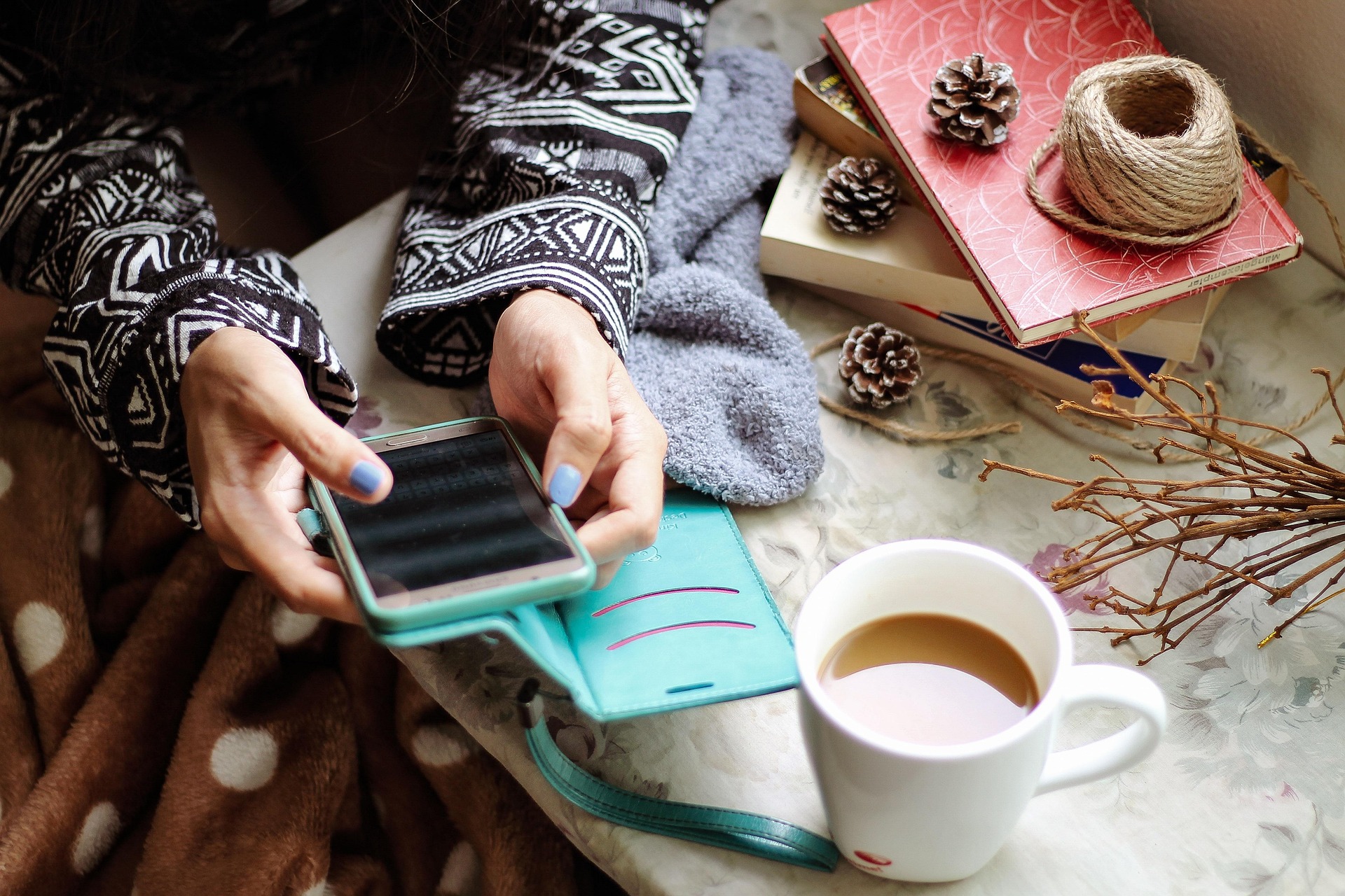Frau am Handy: Instagram Reichweite steigern mit Karussell-Posts